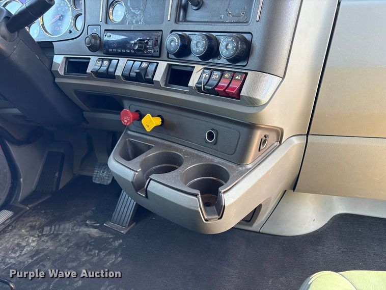 image for item YA1787 2019 Kenworth T680 semi truck