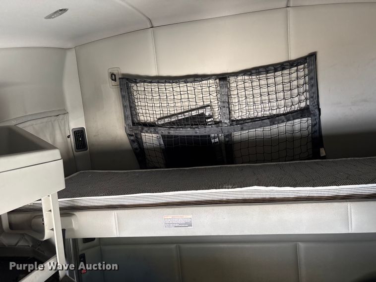 image for item YA1787 2019 Kenworth T680 semi truck