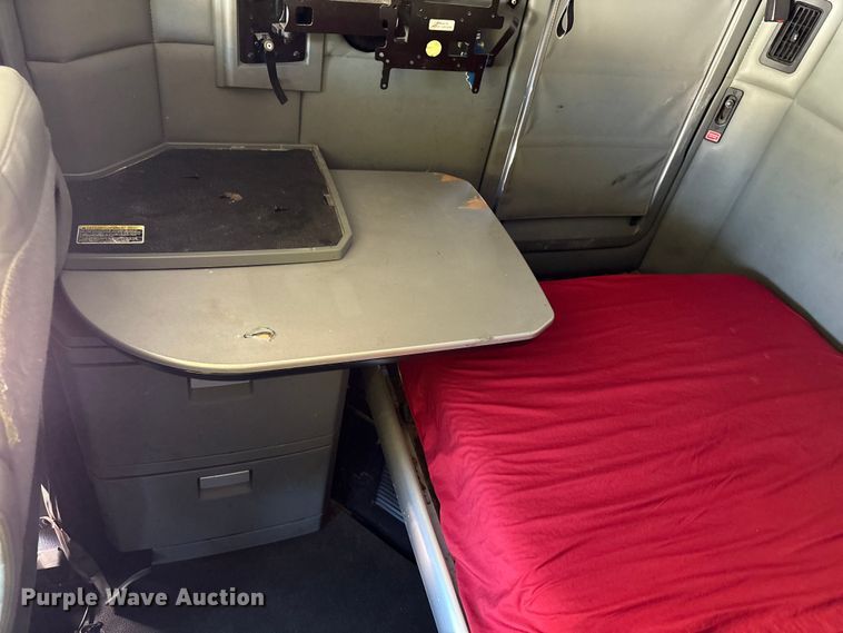 image for item YA1787 2019 Kenworth T680 semi truck