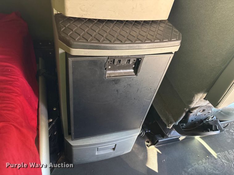 image for item YA1787 2019 Kenworth T680 semi truck