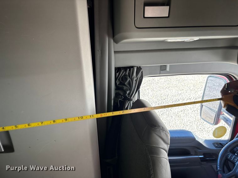 image for item YA1787 2019 Kenworth T680 semi truck