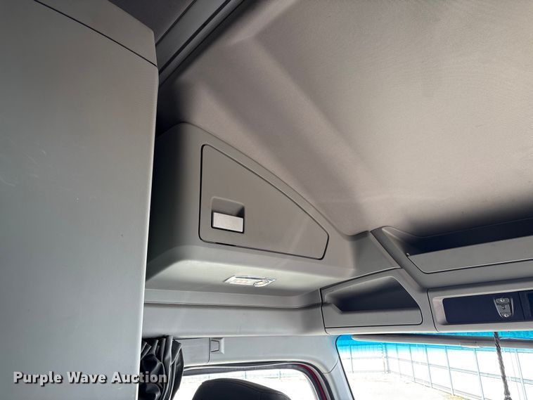 image for item YA1787 2019 Kenworth T680 semi truck