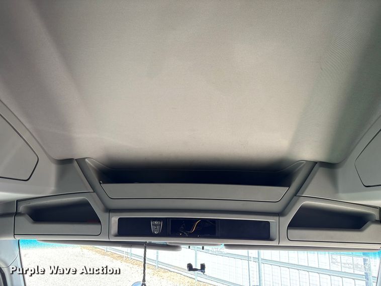 image for item YA1787 2019 Kenworth T680 semi truck