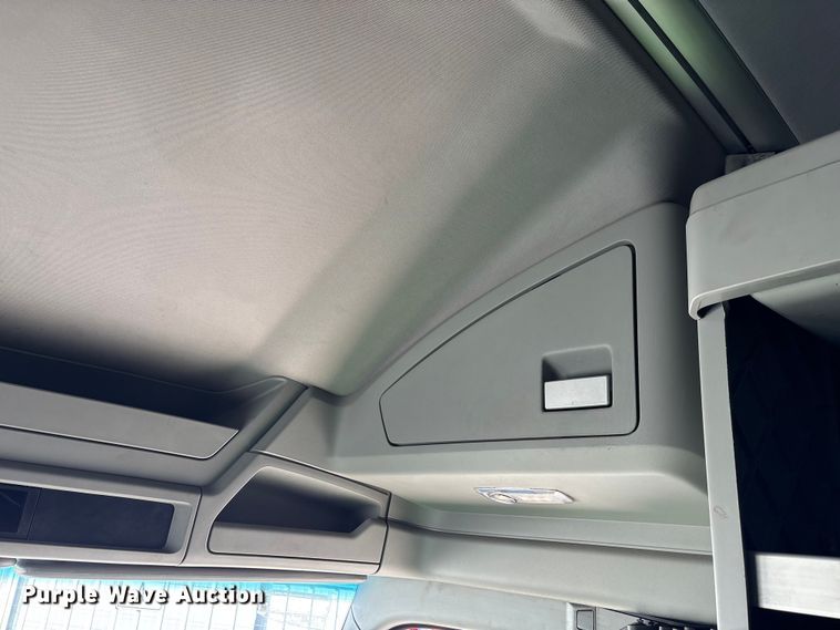 image for item YA1787 2019 Kenworth T680 semi truck