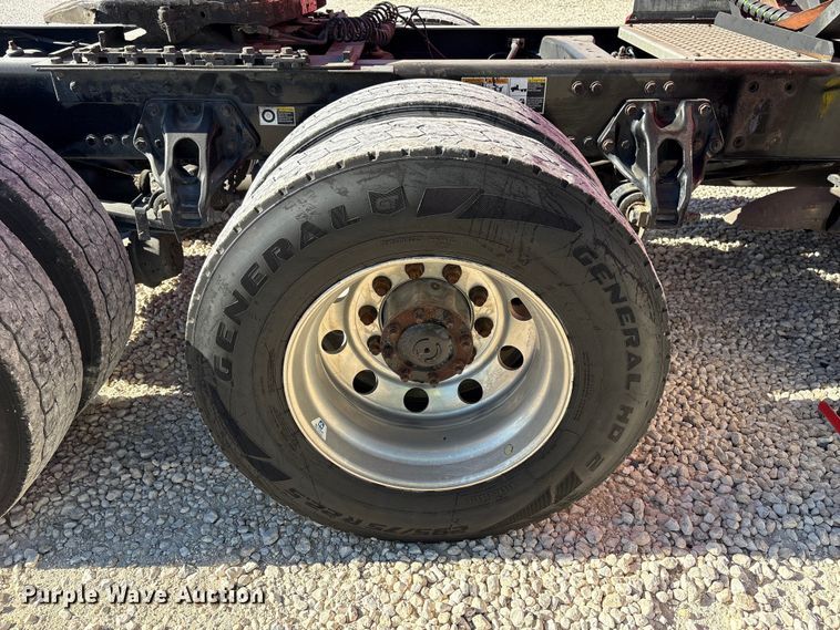 image for item YA1787 2019 Kenworth T680 semi truck