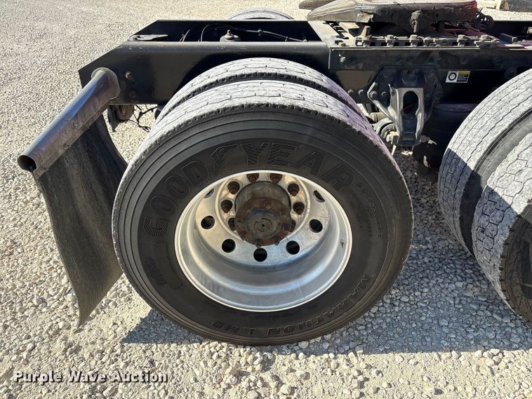 image for item YA1787 2019 Kenworth T680 semi truck