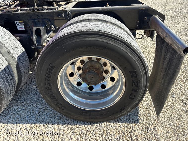 image for item YA1787 2019 Kenworth T680 semi truck