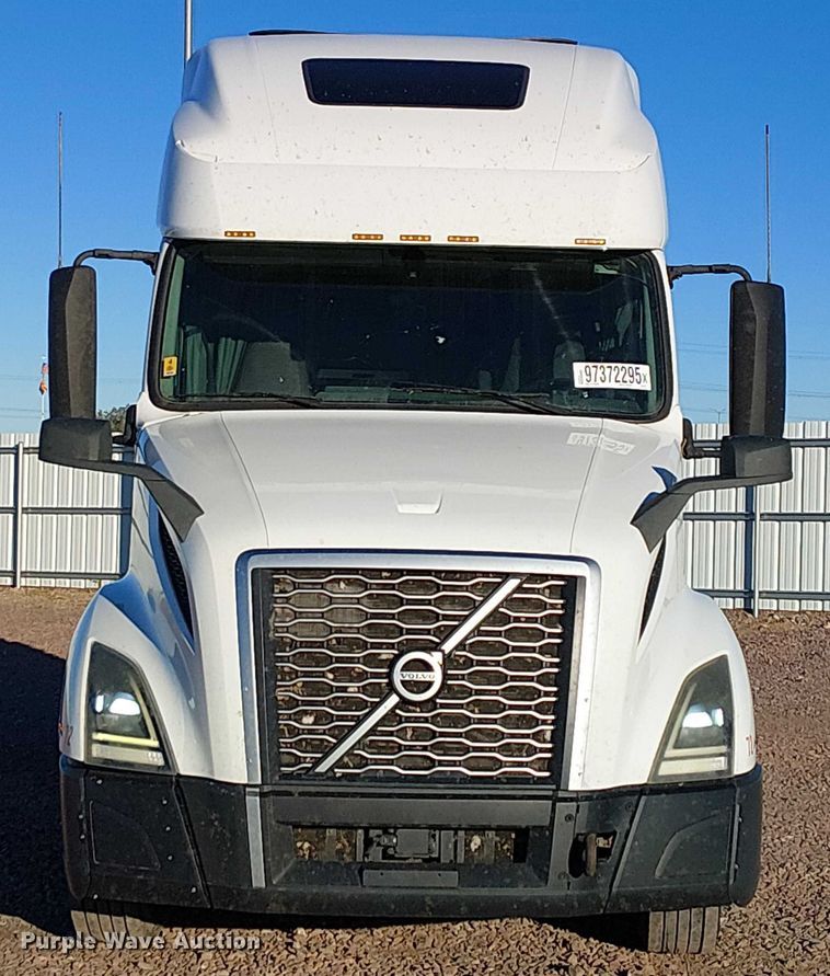 image for item YA1802 2019 Volvo VNL semi truck