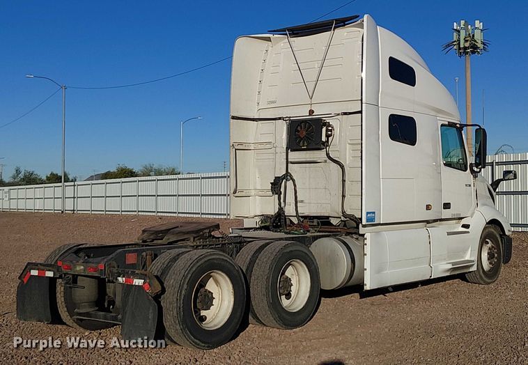 image for item YA1802 2019 Volvo VNL semi truck