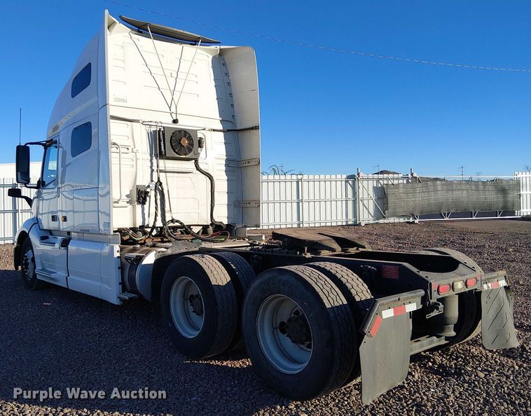 image for item YA1802 2019 Volvo VNL semi truck