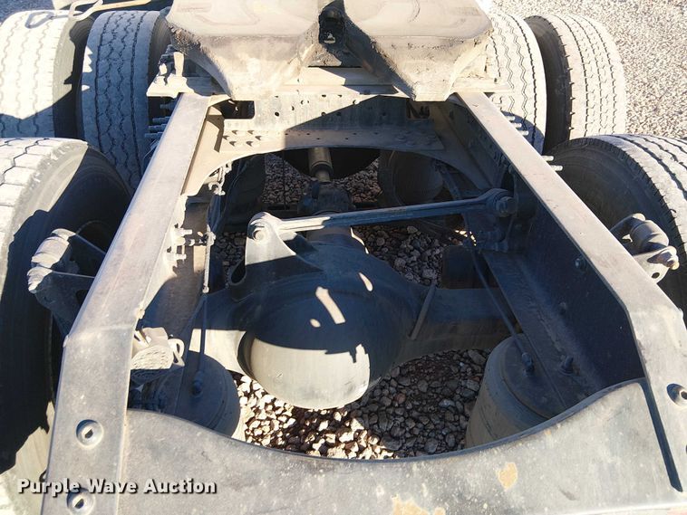 image for item YA1802 2019 Volvo VNL semi truck