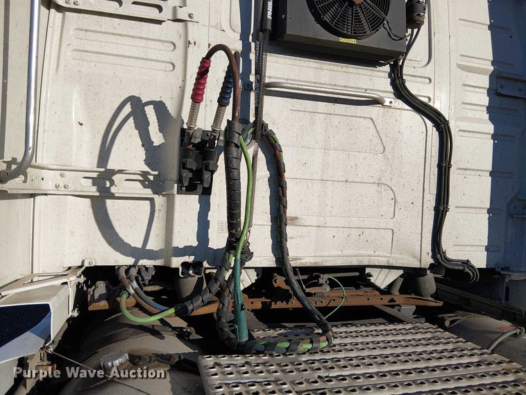 image for item YA1802 2019 Volvo VNL semi truck