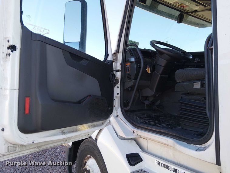 image for item YA1802 2019 Volvo VNL semi truck