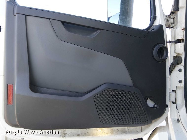 image for item YA1802 2019 Volvo VNL semi truck