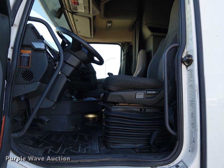 image for item YA1802 2019 Volvo VNL semi truck