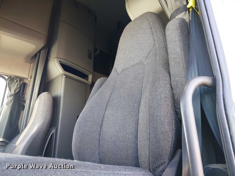 image for item YA1802 2019 Volvo VNL semi truck