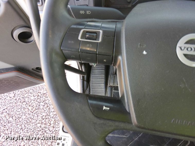 image for item YA1802 2019 Volvo VNL semi truck