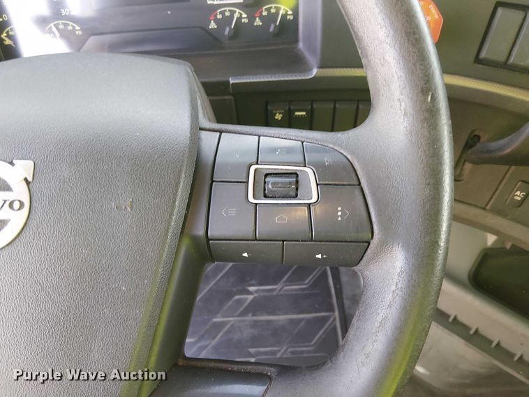 image for item YA1802 2019 Volvo VNL semi truck