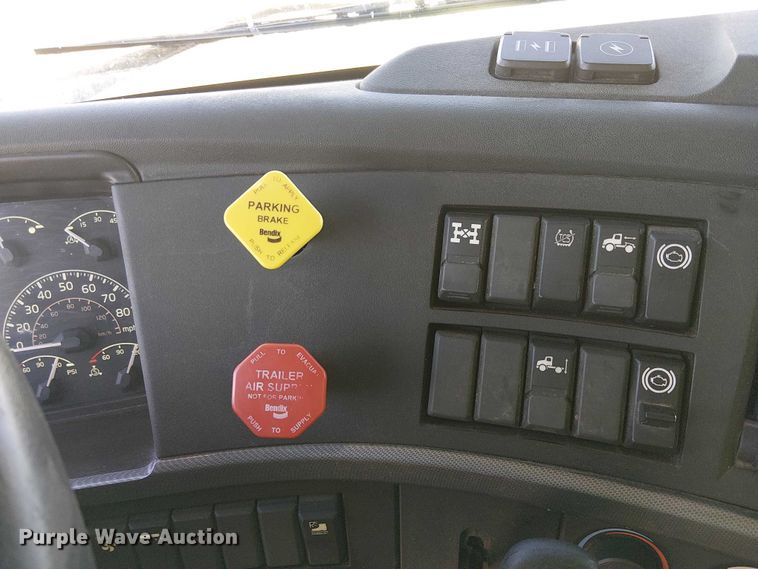 image for item YA1802 2019 Volvo VNL semi truck