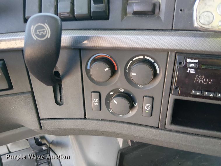 image for item YA1802 2019 Volvo VNL semi truck