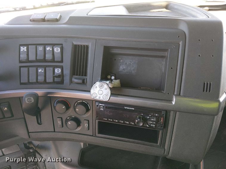 image for item YA1802 2019 Volvo VNL semi truck