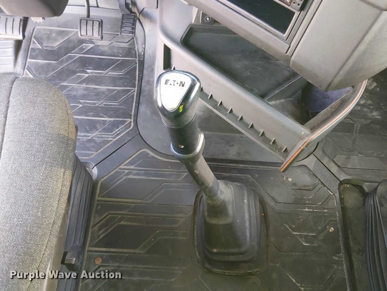 image for item YA1802 2019 Volvo VNL semi truck