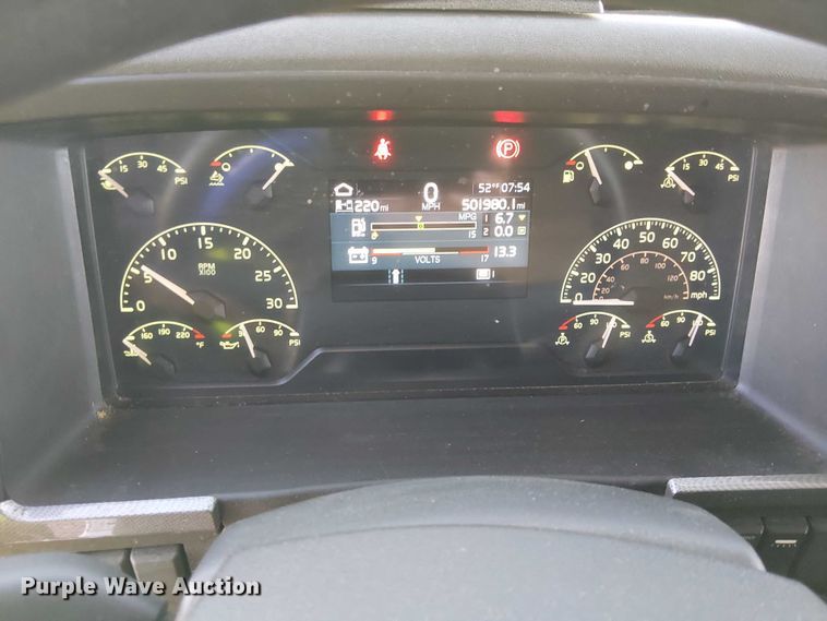 image for item YA1802 2019 Volvo VNL semi truck