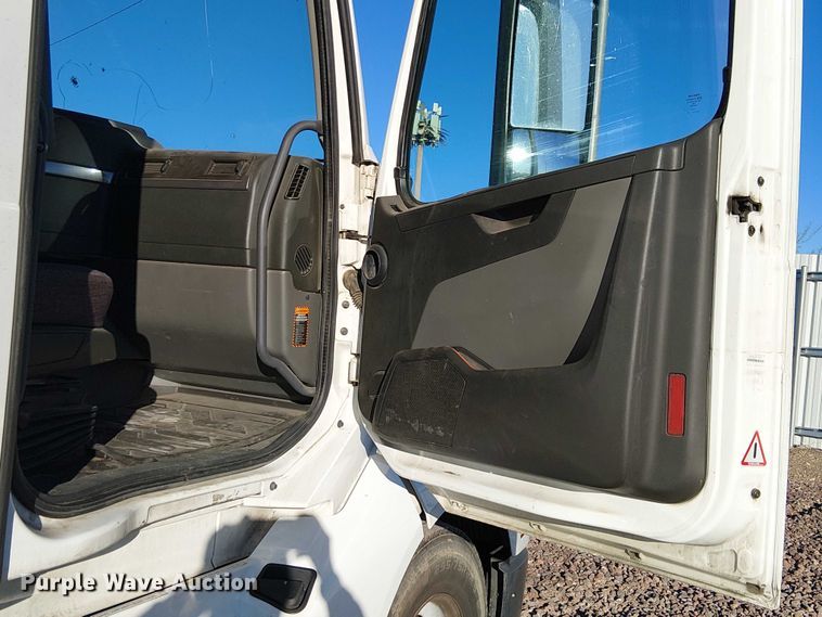 image for item YA1802 2019 Volvo VNL semi truck