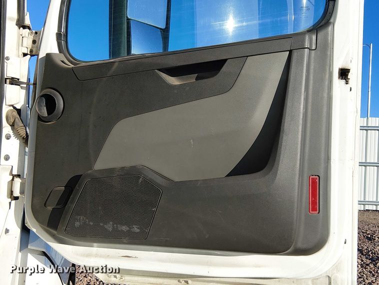 image for item YA1802 2019 Volvo VNL semi truck