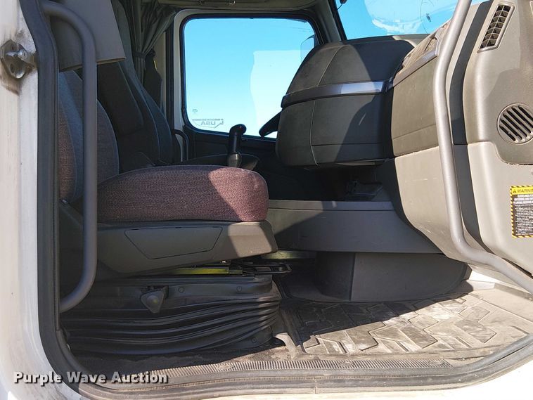 image for item YA1802 2019 Volvo VNL semi truck