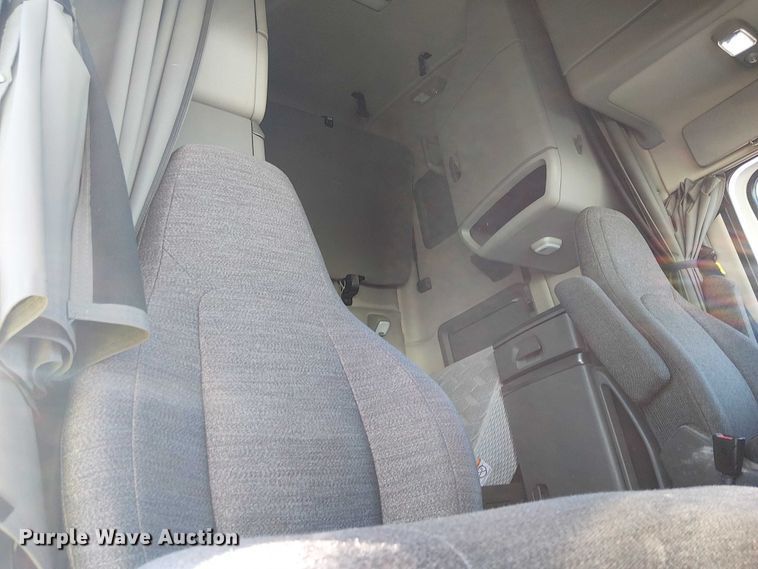 image for item YA1802 2019 Volvo VNL semi truck