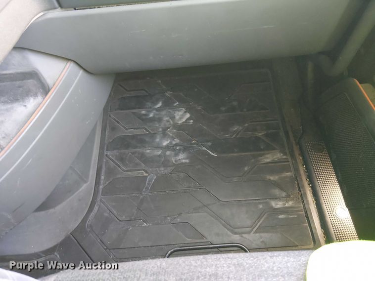 image for item YA1802 2019 Volvo VNL semi truck