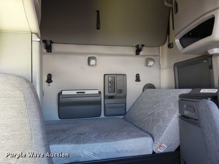 image for item YA1802 2019 Volvo VNL semi truck