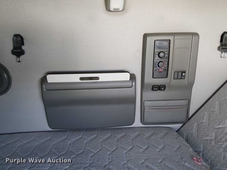 image for item YA1802 2019 Volvo VNL semi truck