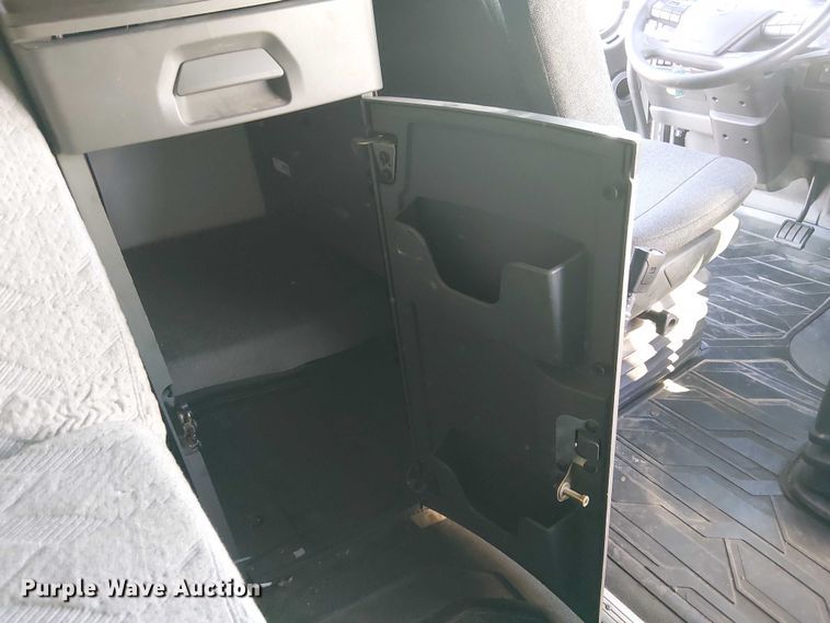 image for item YA1802 2019 Volvo VNL semi truck