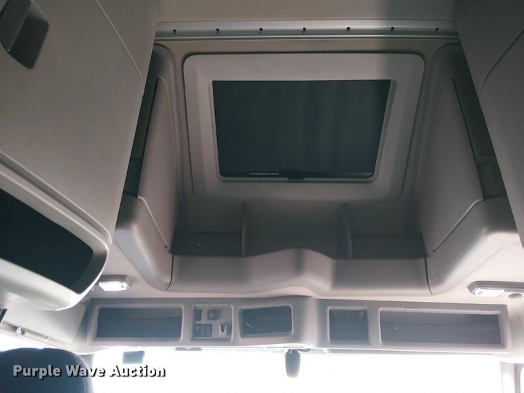 image for item YA1802 2019 Volvo VNL semi truck