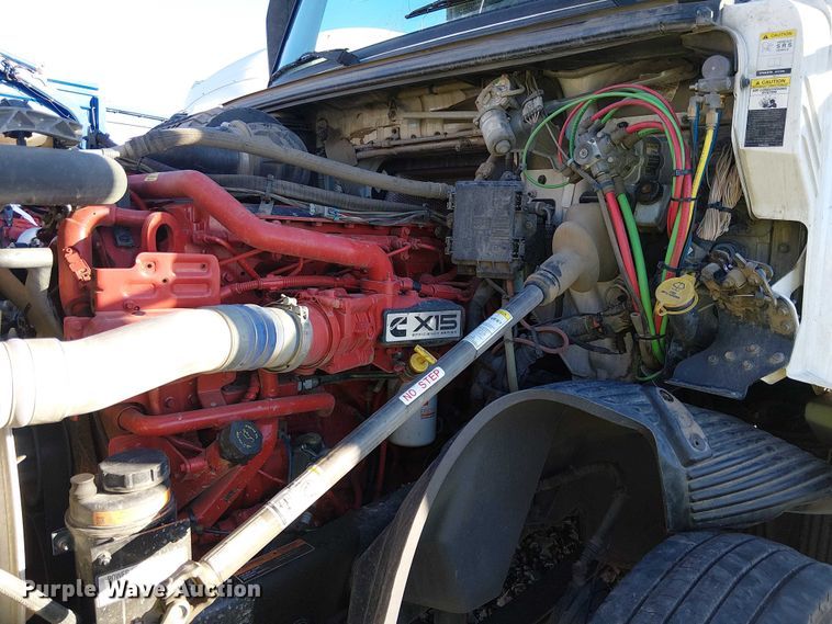 image for item YA1802 2019 Volvo VNL semi truck