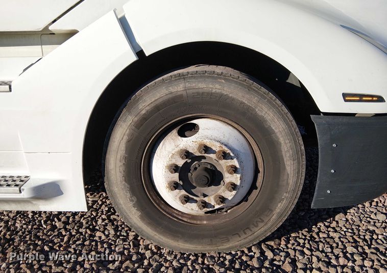 image for item YA1802 2019 Volvo VNL semi truck