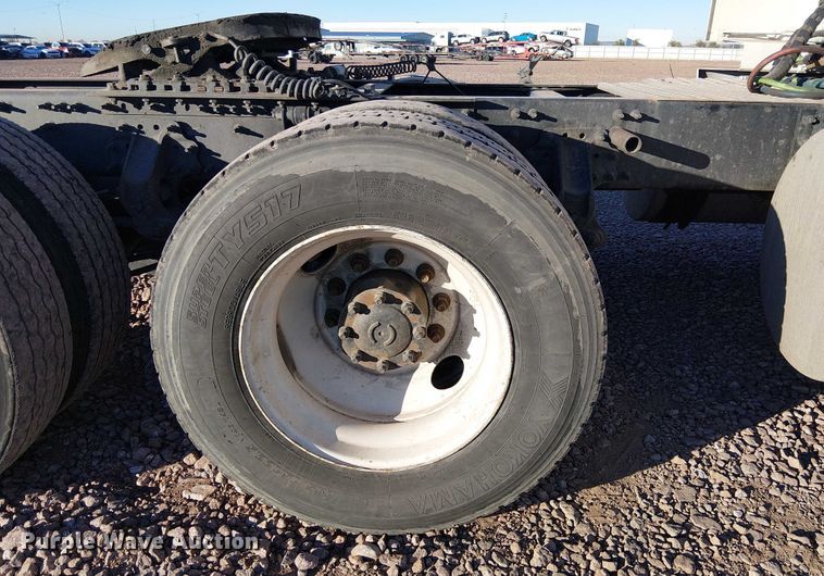 image for item YA1802 2019 Volvo VNL semi truck