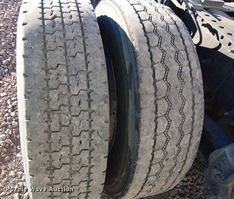 image for item YA1802 2019 Volvo VNL semi truck