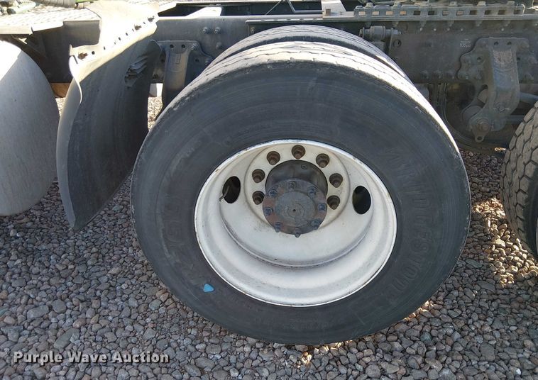 image for item YA1802 2019 Volvo VNL semi truck