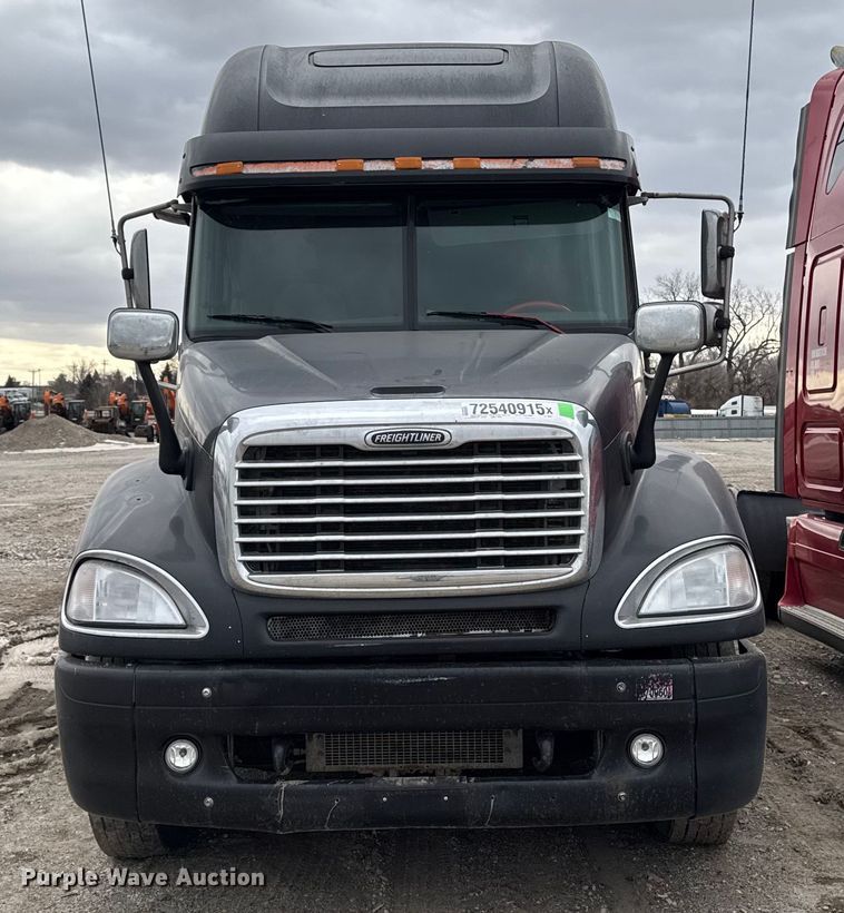 image for item YA2079 2003 Freightliner Columbia semi truck