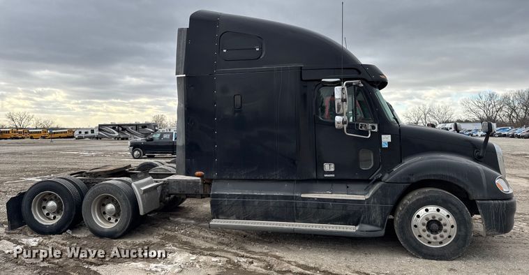 image for item YA2079 2003 Freightliner Columbia semi truck