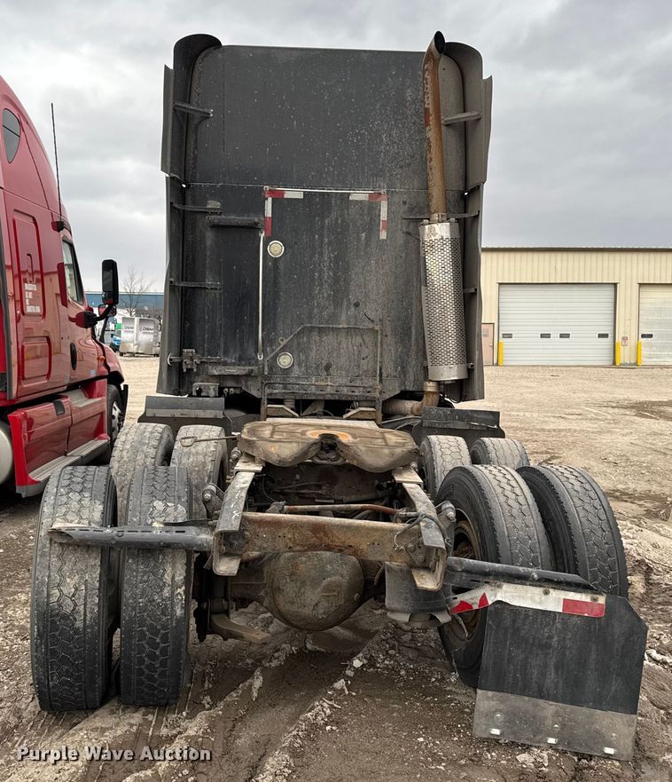 image for item YA2079 2003 Freightliner Columbia semi truck