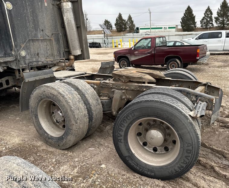 image for item YA2079 2003 Freightliner Columbia semi truck