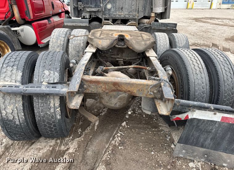 image for item YA2079 2003 Freightliner Columbia semi truck