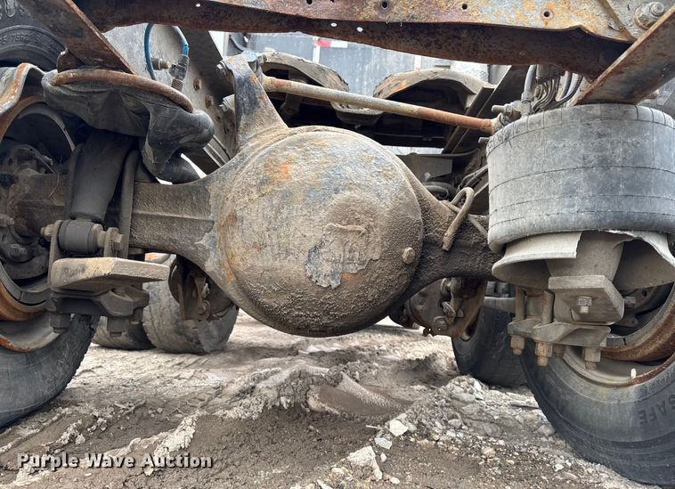 image for item YA2079 2003 Freightliner Columbia semi truck