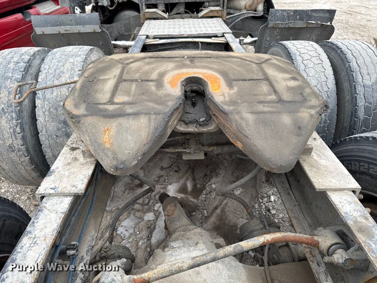 image for item YA2079 2003 Freightliner Columbia semi truck