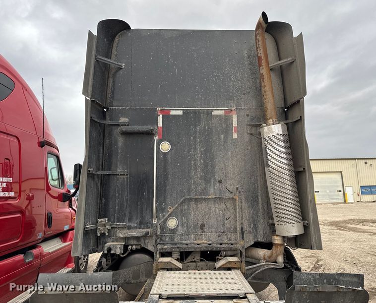 image for item YA2079 2003 Freightliner Columbia semi truck