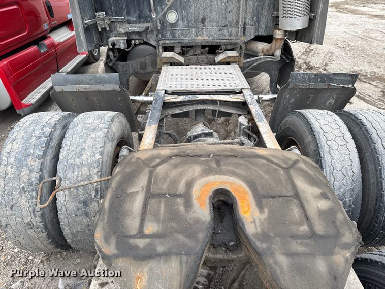 image for item YA2079 2003 Freightliner Columbia semi truck